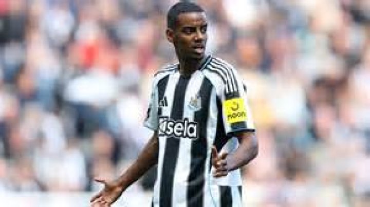 Alexander Isak to Newcastle back on as report reveals plan to drive
