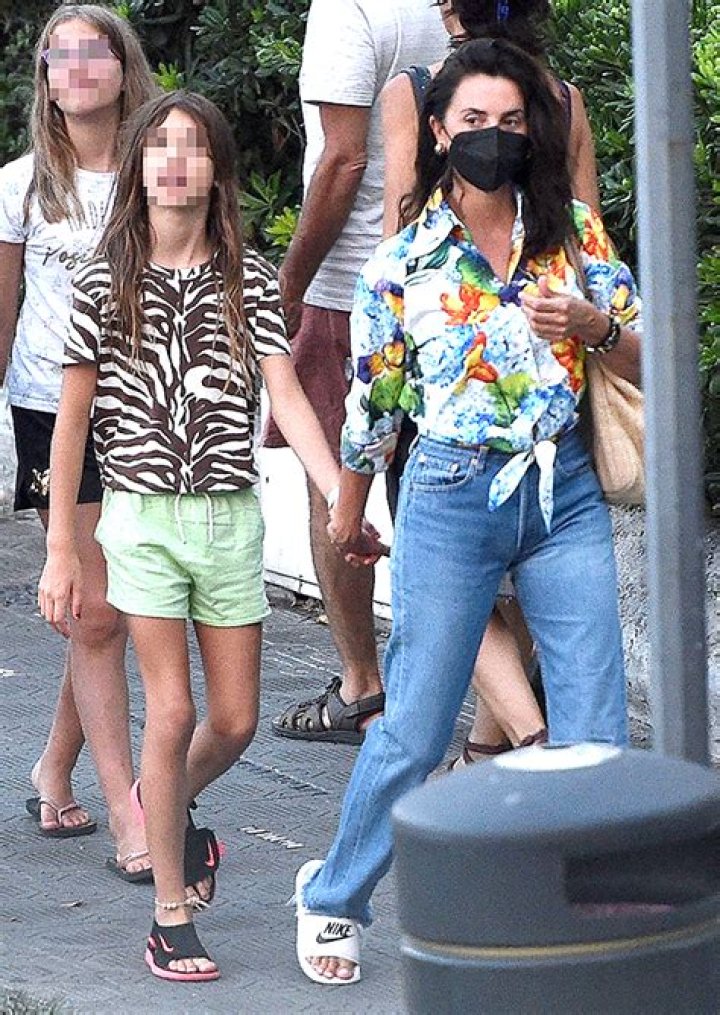 Filhos de Penelope Cruz conhe&ccedil;a seus dois filhos, Luna e Leo Jornal