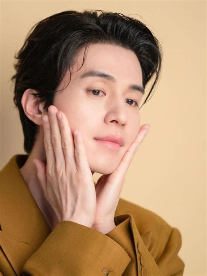 Lee Dong Wook's younger sister describes her brother's hardworking