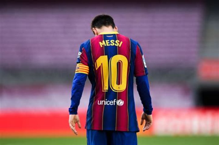 Lionel Messi returns to Barcelona with family, fans can’t stay calm