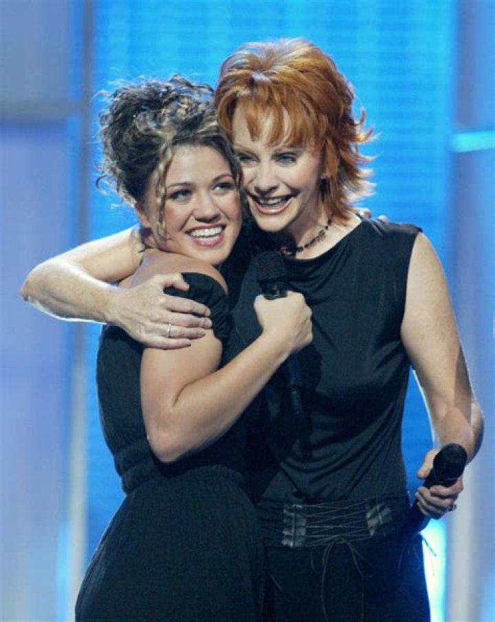 Reba McEntire and DaughterinLaw Kelly Clarkson Sang a Duet at the ACM