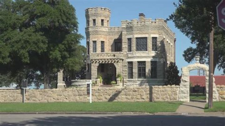 Texas News Waco Cottonland Castle goes up for auction
